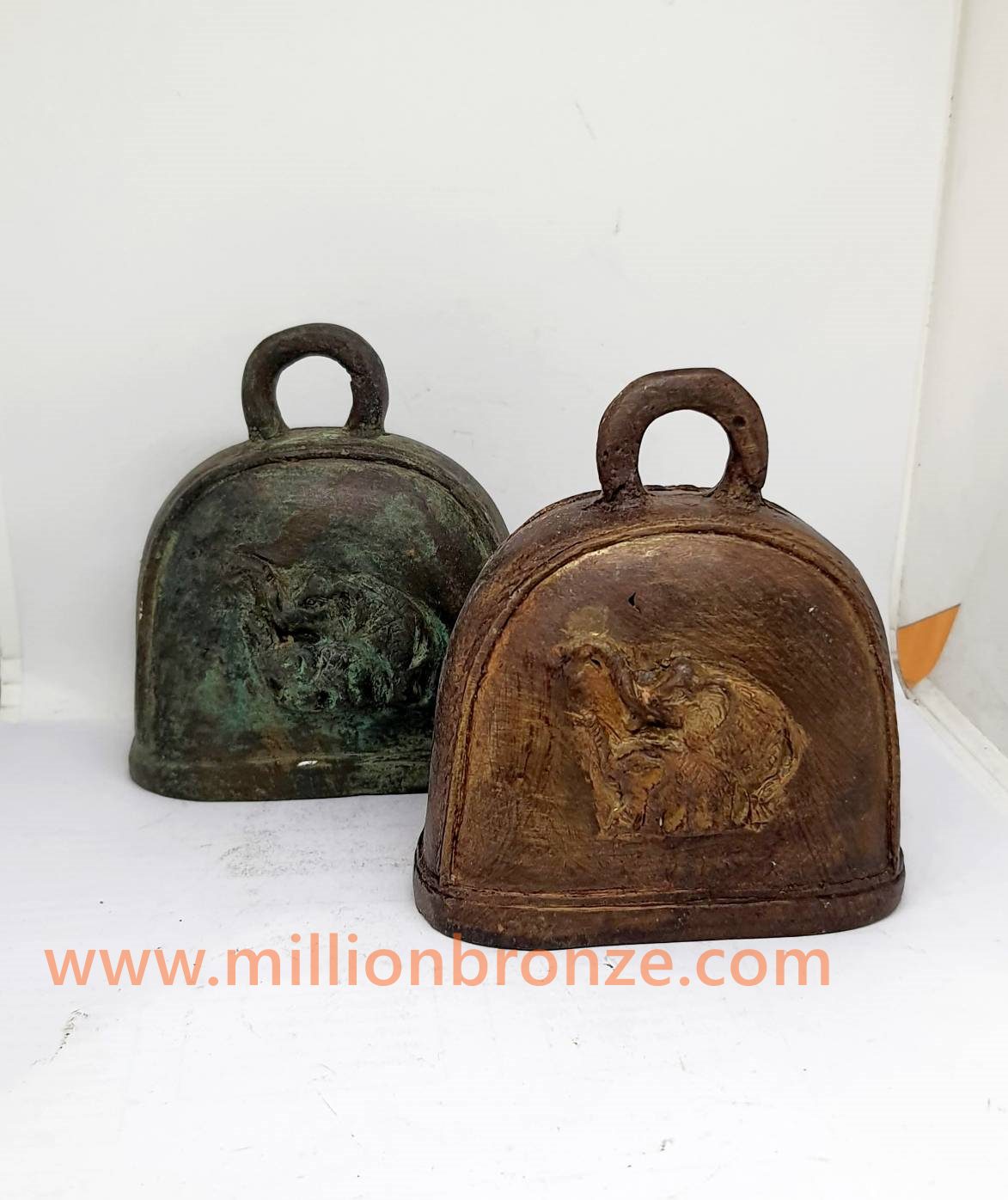 รูปภาพที่1 ของสินค้า : R034 ระฆังทองเหลืองทำสี ลายช้างแม่ลูก 