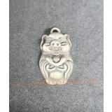 Z402 จี้หมูถือก้อนเงิน Z402 จี้หมูถือก้อนเงิน